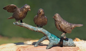 Gartenskulptur: "Drei Spatzen auf Zweig"