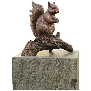 Gartenskulptur "Eichhörnchen mit Nuss", Bronze 